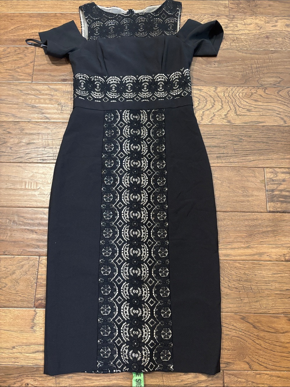 Maggie London Vintage Black Lace-Panel Cold-Shoulder Sheath Dress